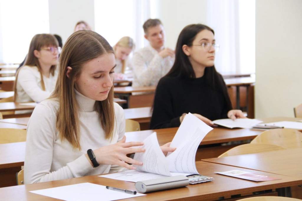 Сфера студентов. Старшеклассникам. Апрельская конференция РАНХИГС. Учебные вещи. Саратов РАНХИГС жизнь студентов.