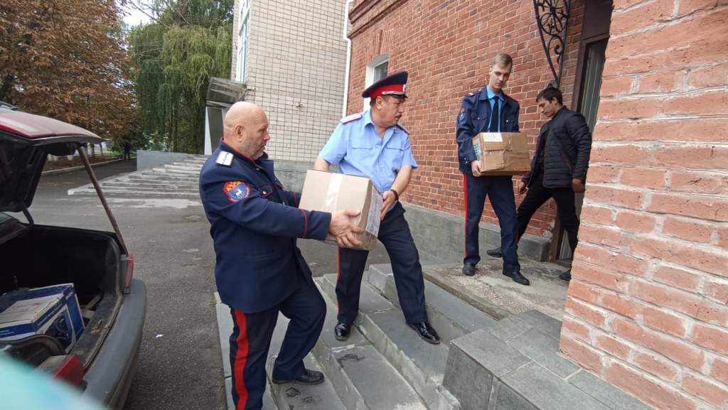 Красновские казаки передали гуманитарную помощь казакам-добровольцам СВО -  Газета 