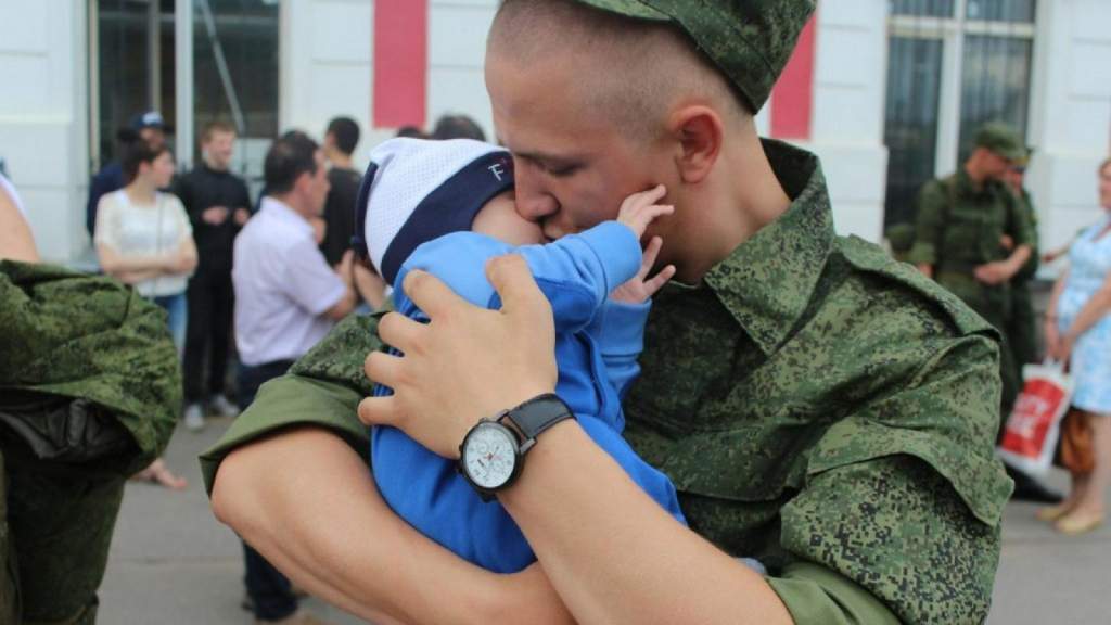 фото военный с ребенком